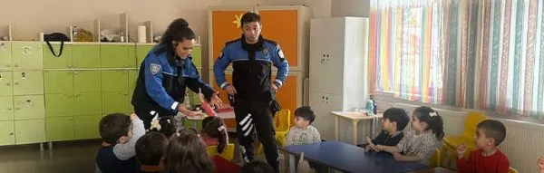 Polisler Anaokulu Öğrencilerine 112 Acil Çağrı Numarasını Öğretiyor