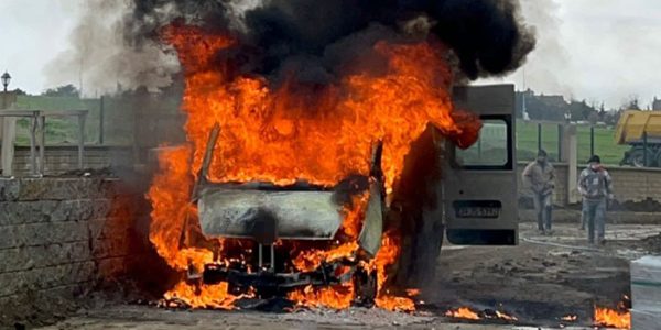 Silivri’de Araç Alev Aldı, Tamamen Yanarak Kül Oldu