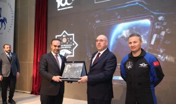 Bakan Kacır ve Astronot Gezeravcı Gençlik Buluşmasında!