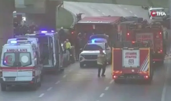 Bakırköy’de Kağıt Yüklü Tırın Dorsesi Marmara Geçidine Çarptı: 4 Kişi Hayatını Kaybetti!