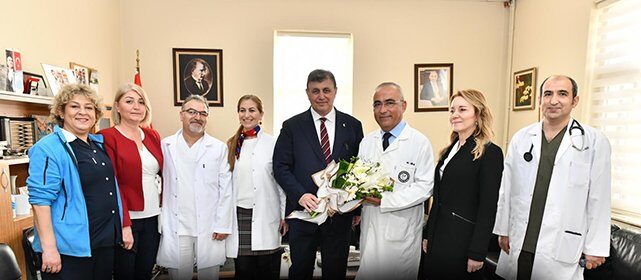 CHP İzmir Büyükşehir Belediye Başkan Adayı Dr. Cemil Tugay, Sağlık Çalışanlarını Ziyaret Ederek 14 Mart Tıp Bayramını Kutladı