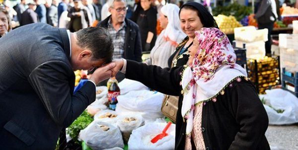 Dr. Cemil Tugay’dan İzmir’de Emekli Dayanışma Kartı Sürprizi