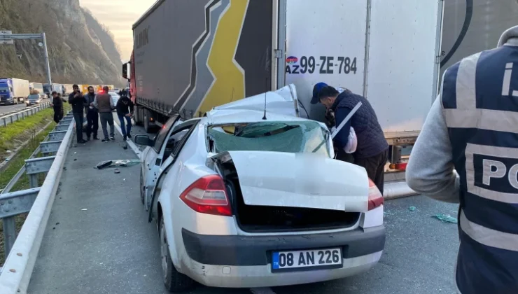 Duran tıra arkadan çarpan otomobil sürücüsü yaralandı