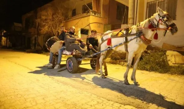 Hatay’da Ramazan Davulculuğu Enkaz Sokaklarda Yaşatılıyor