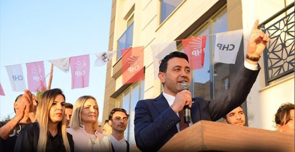 CHP Bayraklı Belediye Başkan Adayı İrfan Önal, Gençlere Yönelik Projelerini Açıkladı: İstihdam Destek Ofisleri ve Halı Sahaları Geliyor!
