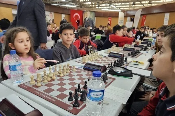 Gölcük’te satranç turnuvası başladı