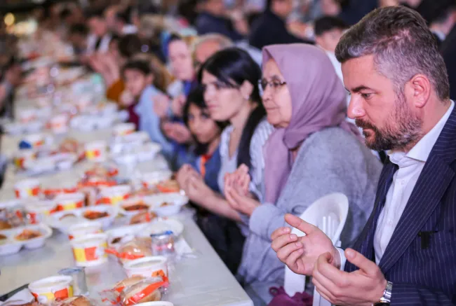Başkan Duman iftar ve sahurda hemşehrileriyle buluştu