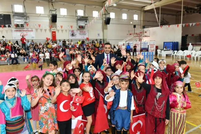 23 Nisan Çiğli’de Karnaval Havasında Kutlandı Belediye Başkanı Onur Emrah Yıldız; “23 Nisan’ları büyük statlarda kutlayacağız”