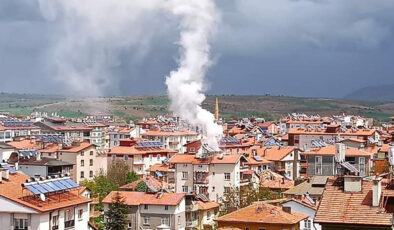 Beyşehir’de Yıldırımın Vurduğu Apartmanda Yangın Çıktı