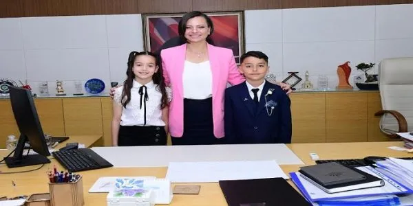 Karabağlar Belediye Başkanı Çocuklara Koltuğu Devretti