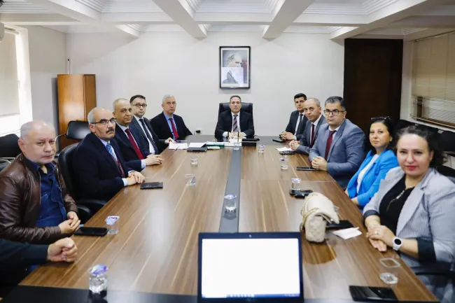 BELEDİYE BAŞKANIMIZ SN. DR. TANJU ÇELİK, BERGAMA KAYMAKAMI SAYIN AVNİ ORAL’IN ÖNCÜLÜĞÜNDE SOSYAL YARDIMLAŞMAYA YÖNELİK KOORDİNASYON TOPLANTISI GERÇEKLEŞTİRDİ.