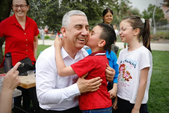 Bergama Belediye Başkanı Çocuk Şenliği’nde Zeytinpark’ta Çocuklarla Buluştu