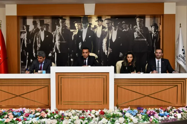 Çiğli Meclisi’nde bir oy birliği de Doruk için Başkan Onur Emrah Yıldız; “Faaliyet raporunu ekonomik krizle değerlendirmeliyiz.”