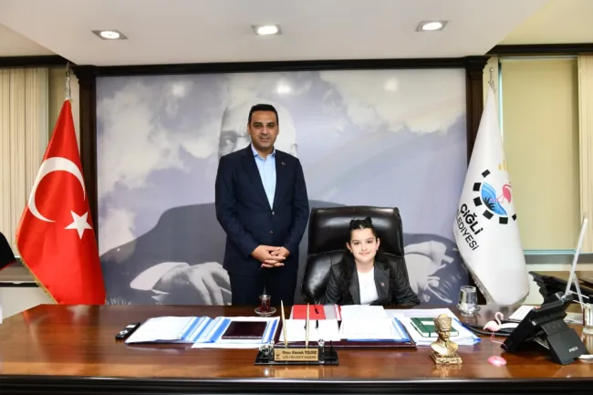 Koltuğunu 10 yaşındaki Deren’e bırakan Çiğli Belediye Başkanı Onur Emrah Yıldız; “Çocukların aydınlık zihinleri rehberimiz olacak”