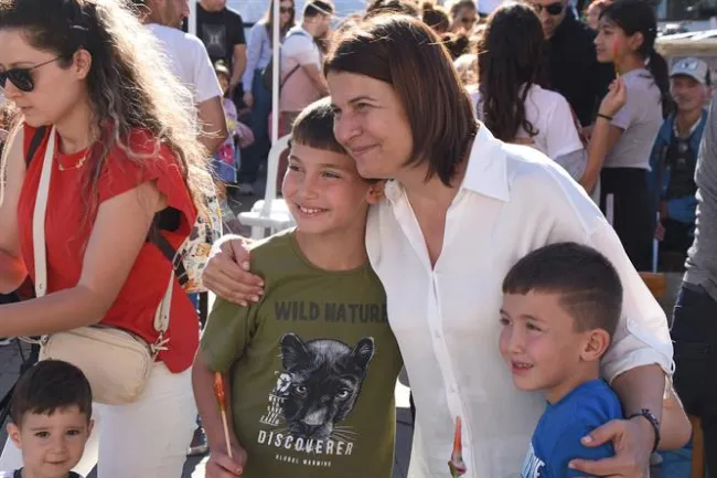 FOÇA’DA ÇOCUKLAR DOYASIYA EĞLENDİ