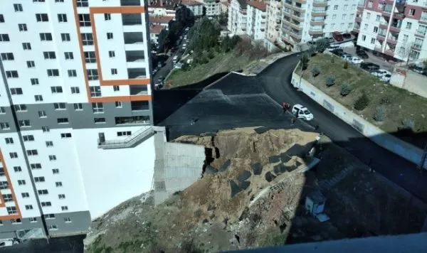 Gazi Mustafa Kemal Bulvarı’nda İnşaat Çökmesi!