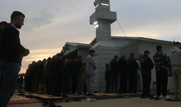 Depremzedeler Hatay’da Yeniden Camilere Akın Ediyor