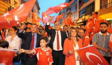 Gaziemir’de sokaklar kırmızı beyaz