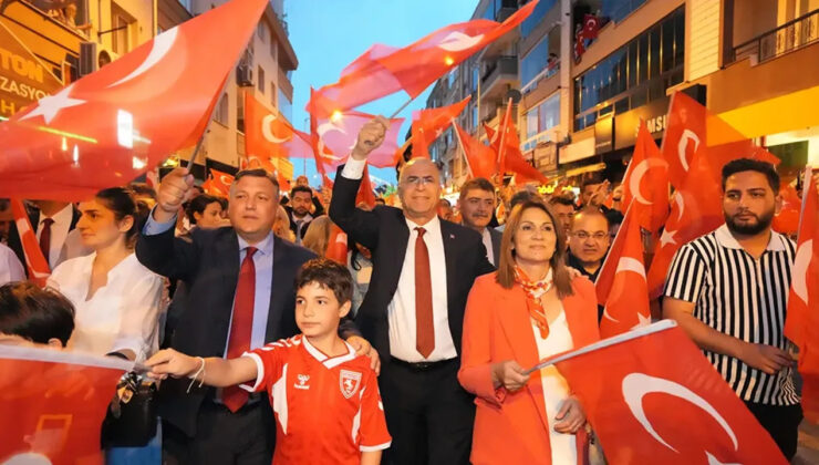 Gaziemir’de sokaklar kırmızı beyaz