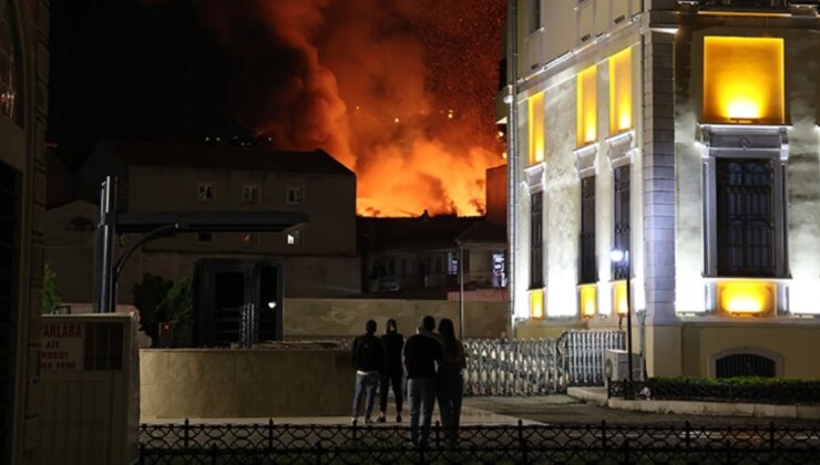 İzmir’de Tarihi Kemeraltı Çarşısı’nda Yangın!