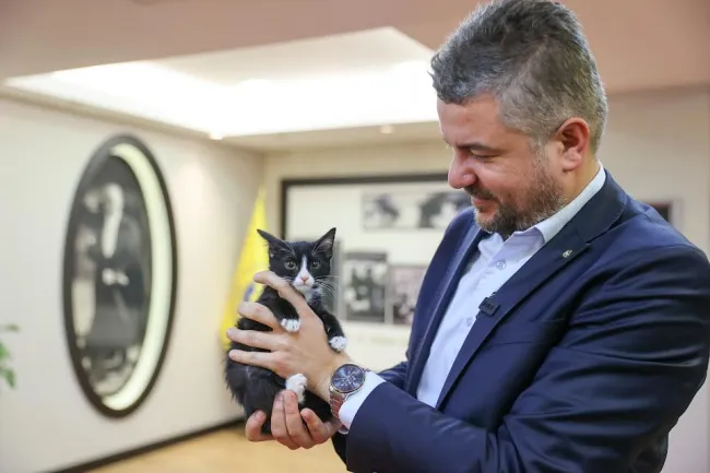 Başkan Görkem Duman makamını Üzüm’le paylaşıyor