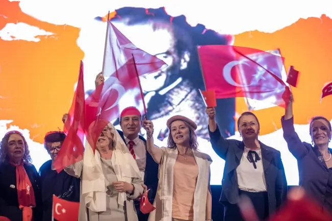 Başkan Mutlu öncü kadınların anıldığı gösteride sahne aldı