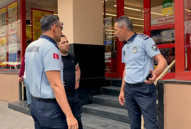 Bayraklı’da kaldırım işgallerine denetim