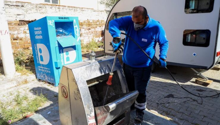 Karşıyaka’da yüzlerce çöp konteyneri tek tek ilaçlanıyor