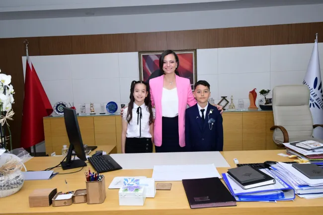 Başkan Kınay koltuğunu çocuklara devretti