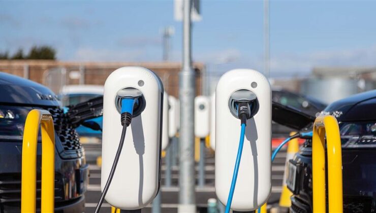 NARLIDERE’YE ELEKTRİKLİ ARAÇ ŞARJ İSTASYONLARI KURULACAK