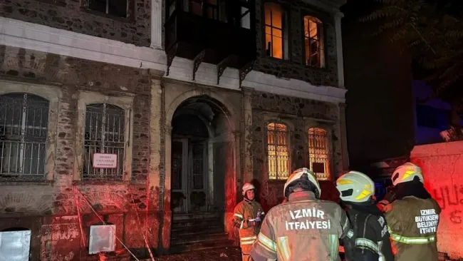 Konak’ta Tarihi Bina Yangını Kontrol Altında!