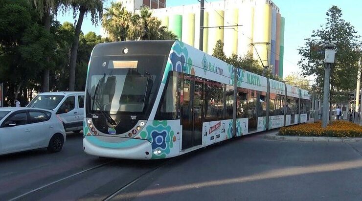 İzmir’de 90 Dakika Ücretsiz Ulaşım Tartışması Büyüyor