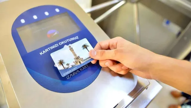 İzmir’de Anne Kartı Hayata Geçti: Ücretsiz Toplu Taşıma İmkânı!