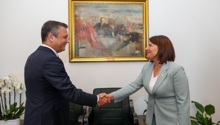 CHP Lideri Özgür Özel’den Foça Belediye Başkanı Saniye Bora Fıçı’ya Destek
