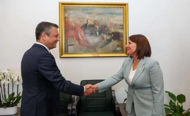 CHP Lideri Özgür Özel’den Foça Belediye Başkanı Saniye Bora Fıçı’ya Destek