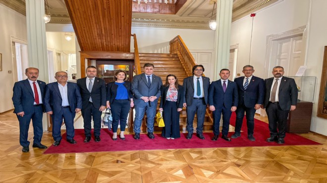 İzmir CHP Başkanları Tugay’ı Ziyaret Etti