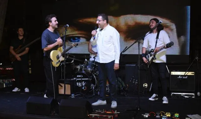 Onur Yiğit: Bayraklarla Dolu Anlamlı Konserde