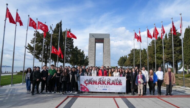 GAZİEMİRLİ GENÇLER ÇANAKKALE’DE TARİHİN İZİNİ SÜRDÜ