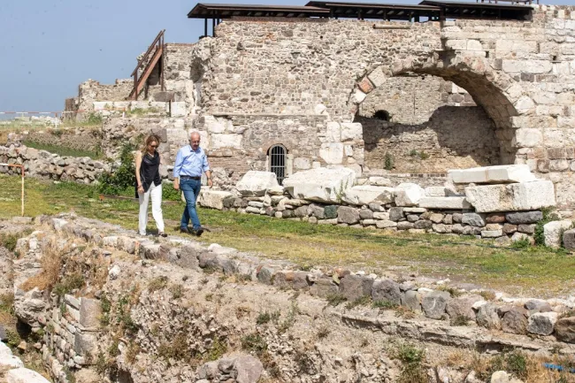 Konak Belediye Başkanı Nilüfer Çınarlı Mutlu, Smyrna Agorası’nda Agora Kazı Başkanı Prof. Dr. Akın Ersoy’la Buluştu