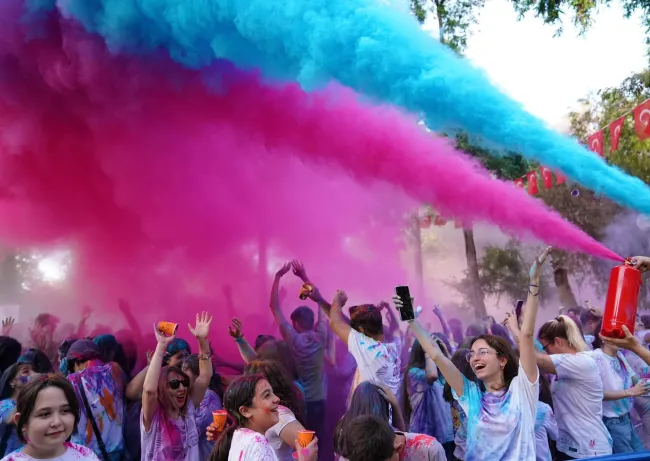 Color Fest: Gençlik Şöleni Tire’de Renkli Görüntülere Sahne Oldu