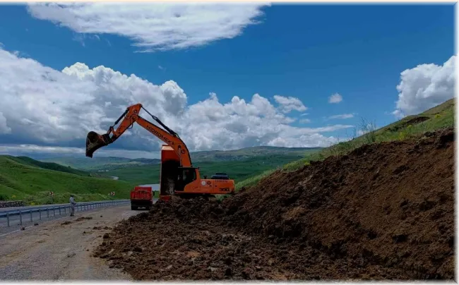 Muş-Varto Yolu Heyelan Tehlikesi!