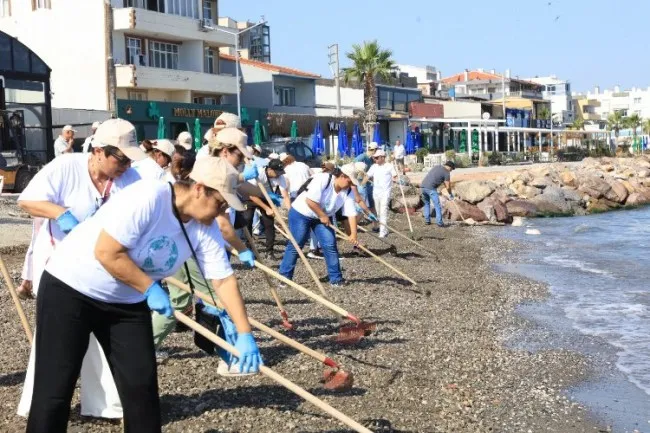 Güzelbahçe Belediyesi’nden Sahil Temizliği ve Düzenleme çalışması