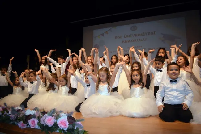 Minik Egelilerin mezuniyet sevinci