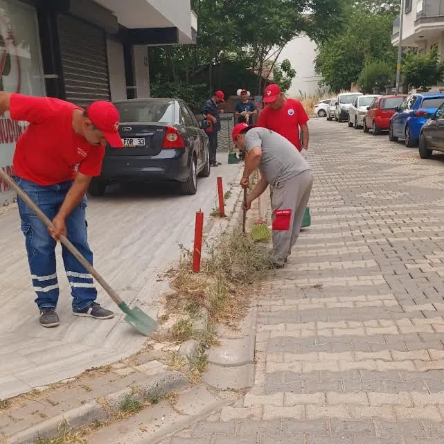 Menderes Belediyesi’nde Yol Temizliği