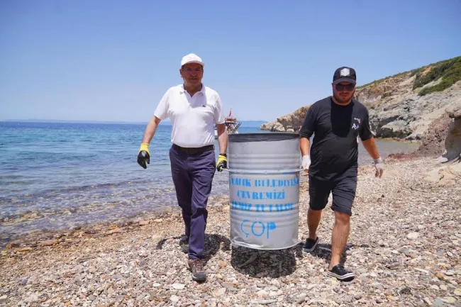 Adalardan tonlarca çöp toplandı