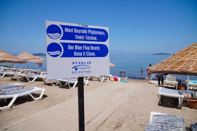AYVALIK’TA GÖNDERE MAVİ BAYRAK ÇEKİLDİ…