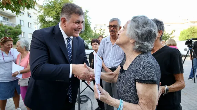 İzmir’de Emeklilere Su, Kira ve Market Desteği!