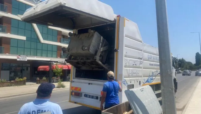 Çöp konteyneri yıkanıp, dezenfekte ediliyor