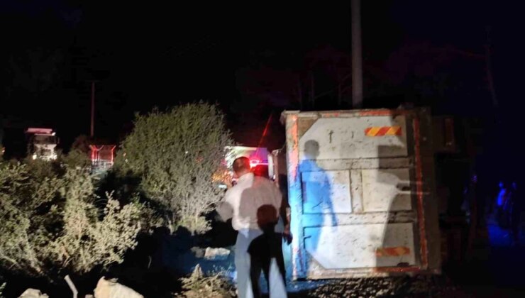 Urla’da Kamyon Devrildi: Sürücü Hayatını Kaybetti