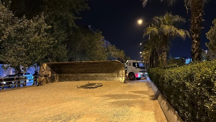 İzmir’de Lastik Patlayan TIR Ankara Caddesi’ne Devrildi